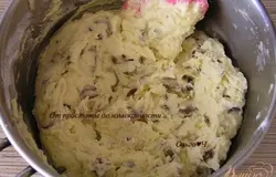 Всыпать муку с разрыхлителем, перемешать.