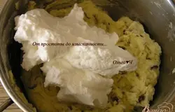 Добавить взбитые в крепкую пену белки с солью, аккуратно перемешать.