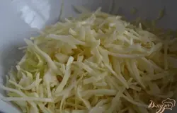 Капусту нарезать тонко.