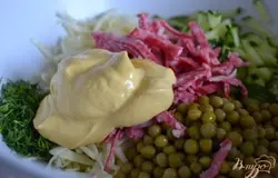 Заправить майонезом, добавить немного укропа.Посолить по вкусу.