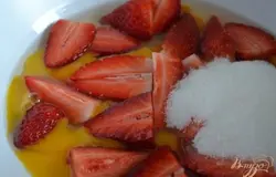 Яйца, сахар и клубнику взбить блендером.