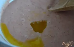 Влить растопленное сливочное масло.