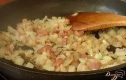Добавить очищенный и мелко нарезанный репчатый лук. Обжарить все вместе.