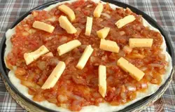 Выложить сверху кусочки сыра "Гауда".