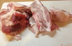 Мясо нарезаем кусочками размером с кулак.