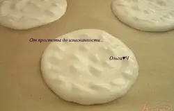 С помощью кулинарного мешка выложить белки на бумагу для выпечки нужного Вам диаметра от 12-22 см (в зависимости от того, хотите Вы сделать один торт или несколько маленьких, как у меня).
