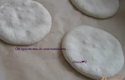 Выпекать при 130*С 1 час 15 минут с приоткрытой дверцей духовки (в идеале температура духовки должна быть 90*С, если Ваша духовка её поддерживает, тогда духовку приоткрывать не надо, а время увеличить до 1,5 часов). Остудить, аккуратно снять с бумаги.