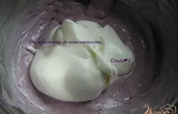 Добавить взбитые сливки и перемешать.