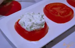 Готовую творожную массу выложить на каждый помидор.