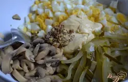 В салатник сложить яйца,маринованный огурчик и грибы.