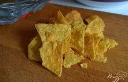 Чипсы раздавить рукой.