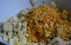 Салат заправить майонезом и посолить. Посыпать кусочками чипсов , перемешать и сразу подавать к столу.