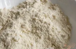 Добавить сливочное масло, нарезанное кубиками и руками перетереть тесто в крошку.