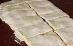 Разрезать на прямоугольники, смазать остатком кефира и посыпать 1 ст.л. сахара.