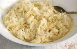 Картофель (у меня сорт Пикассо) промыть, почистить. Натереть на крупной терке. Поместить в миску, добавить мелко нарезанную луковичку, соль, яйца, просеянную муку. Можно положить пряности по вкусу. Перемешать.