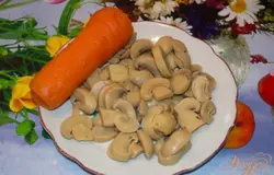 Консервированные маринованные шампики нарезать на кусочки. Морковь отварить.