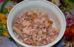 Курицу снять с кости. Шкурку по возможности удалить. Мякоть нарезать меленько.