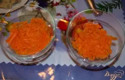 В креманки укладываем слой натертой моркови. Смазать майонезом.