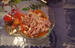 Выложить слой нарезанной курицы. Майонез по вкусу. Добавляйте майонез после каждого слоя в минимальном количестве. Удобно использовать майонез в мягких упаковках. Так легче контролировать его количество в блюде.
