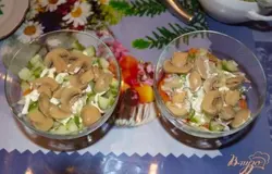 Выложить шампиньоны. Майонезом можно не поливать. Огурцы и грибы очень сочные.