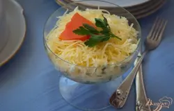 Салат украсить. Дать пропитаться около 2-3 часов и можно подавать к столу.