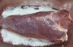 Мясо промыть, выложить на приличный слой соли.