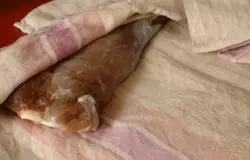 На пару дней затем положить в чистую воду. Вынуть, высушить полотенцем. Завернуть в чистое полотенце, дать полежать в холоде день.