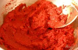 Смешать с толченым чесноком и водой до густоты сметаны.