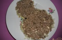 Выкладываем шпроты плотным слоем на картофель с майонезом.