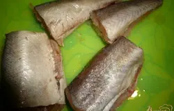 Рыбу разрезаем на порционные куски, если рыбки довольно мелкие, то можно их и целиком пожарить.
