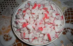 Крабовое мясо или палочки мелко нарезаем.