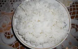 Отварной рис откидываем на сито, даем стечь всей лишней жидкости.