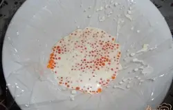 Заливаем икру кремом так, чтобы была полностью покрыта.