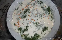 Укроп с желтками также заливаем "кремом".