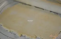 На рабочий стол с мукой выложим тесто и скалкой несколько раз раскатывем его, сворачиваем, раскатываем и опять сворачиваем. И так несколько раз.
