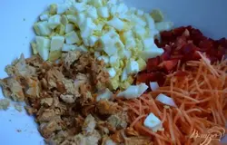 Добавить яйца и рыбу (немного разделить на мелкие кусочки)