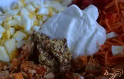 Заправить творогом и горчицей. Соль и специи по вкусу.