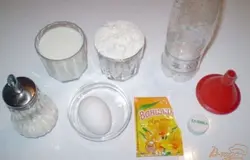 Приготовим продукты для блинов, также бутылочку для теста.