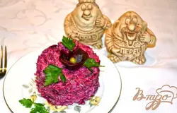 Готово! Украсьте салат по вкусу. Из свеклы можно сформировать цветок. В ценрт вложить горошинку. Зелень может служить аналогом листика цветка. Такой салат можно подать порционно, как представлено в рецепте, а можно одним целым блюдом в общем салатнике.