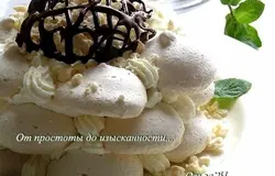 Готово! Но мне еще захотелось его украсить. Я сделала сеточку из шоколада (впервые!) и освежила мятой. Приятного аппетита! :)
