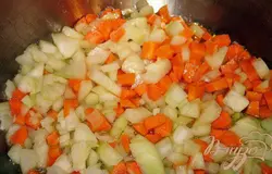 Данное блюдо относится к Венгерской кухне. Оно богато ароматом паприки. В данном блюде она используется как в сушеном, так и в свежем виде. Вообще бограч - это суп на говядине, с добавлением большого количества паприки, и данный суп обязательно варится в котелке. Итак, нарезаем мякоть говядины на кубики. Репчатый лук и морковь очистить. Нарезать кубиком. Разогрейте котелок. Добавьте в него немного растительного масла. Всыпать лук и морковь. Готовить одновременно на среднем огне, помешивая 5 минут.