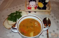 Готово! Когда картофель и мясо будут готовы, в наш суп нужно добавить сто мил. красного хорошего сухого вина. Перемешайте. Петрушку вымыть. Удалить жесткие стебли. Нарезать меленько. Чесночные зубцы очистить. Раздавить между поверхностью разделочной доски и широкой стороной лезвия ножа. Нарезать чеснок не надо. Добавьте зелень петрушки и чеснок в суп. Посолите, поперчите. Перемешайте. Выключите. Дайте блюду настояться под крышкой. Разлейте бограч по тарелкам. Подайте к столу. Великолепный бограч у нас выйдет. Он очень вкусный, наваристый, имеет легкий аромат вина, но все спирты уже выпарились. Блюдо достаточно сытное и вкусное. Приятного вам аппетита.
