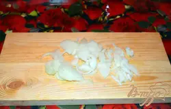 Репчатый лук нарезать полукольцами. Обжарить на растительном масле. Не смешивайте грибы и лук. Каждый из этих компонентов идет в салат отдельно и имеет свой вкус.