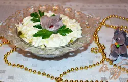 Готово! Яйца куриные отварить до готоновтси (вкрутую). Очистить. Натереть на терку. Выложить поверх огуречного слоя. Нанести сетку из майонеза. Салат украсить по вкусу. Салат требует пропитки. Слои салата я не солила. При варке сердце было хорошо посолено. Огурцы дают свою соль, да и в майонезе ее достаточно. Если вам соли мало- добавьте ее столько, сколько хотите. С наступающим годом Лошади!