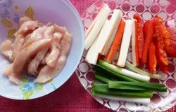 Крабовые палочки разрежем на 2-3 части. Куриную грудку режем брусочками,солим, посыпаем специями.Перец и лук режем по длине как палочки,так чтобы все ингредиенты были примерно одинаковые.