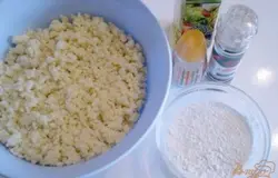 Крупяники бывают из разных видов круп, но лучше всего получаются из перловой, пшенной, рисовой или кукурузной крупы. Для начала нужно сварить пшено в подсоленой воде до готовности. Остудить полностью, чтобы пшено можно было взять в руки. Смешайте холодную пшенную кашу с перцем молотым и мукой, если лепится плохо, можно добавить куриное яйцо.