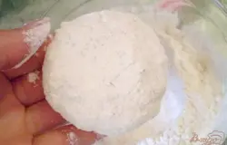 Столовой ложкой набираем полученный фарш, катаем шарик, обваливаем его в муке и придаем форму котлеты, как на фото.