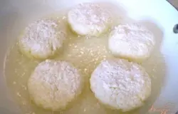 Котлеты обжариваем на растительном масле с двух сторон до образования красивой корочки.