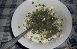 Добавляем сушеные лук и мяту к остальным ингредиентам.