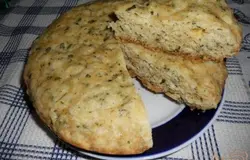 Готово! Сырный пирог разрезаем на порционные куски и подаем к столу. Кусочек такого сырного пирога изумительно сочетается с чашечкой ароматного черного кофе.